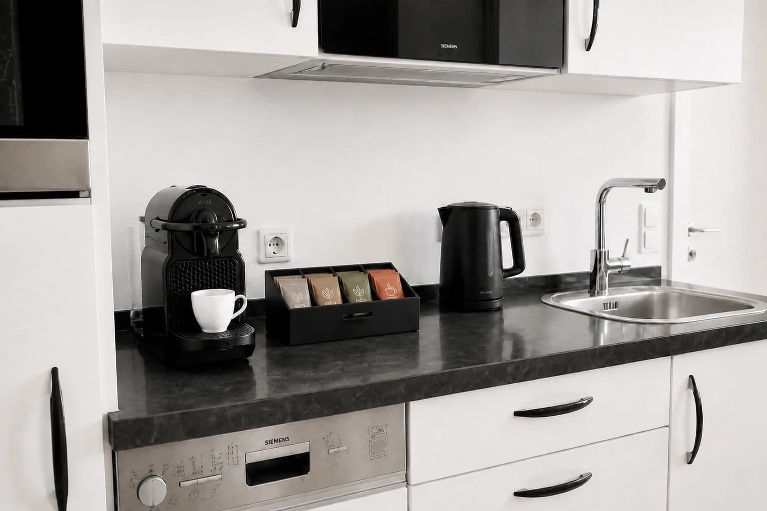 Küche mit Kaffeemaschine, Wasserkocher und Teeauswahl in einem SecondHome Apartment in Dortmund